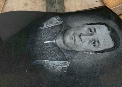 Портрет на граните гравировка на памятник Таллин