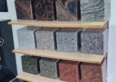 Образцы натурального гранита для памятников Avrora Kivi Таллинн