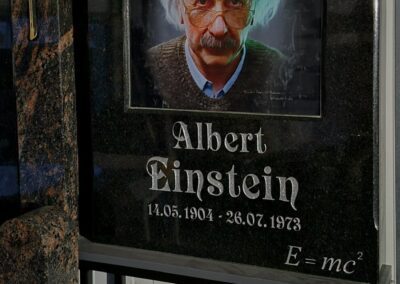 Эксклюзивный гранитный памятник с цветным портретом и гравировкой формулы E = mc^2. Образец.