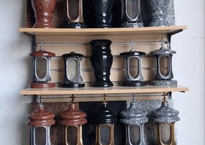 Гранитные вазы и лампады на кладбище Таллин Granitist vaasid ja laternad kalmistule Tallinnas