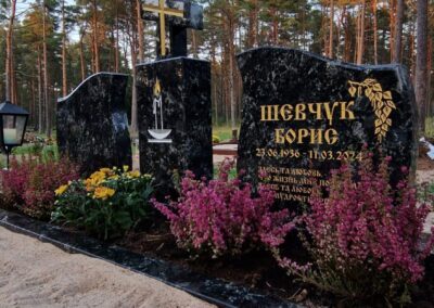Мемориальный комплекс с православным гранитным крестом, позолотой и цветником на кладбище Лийва.