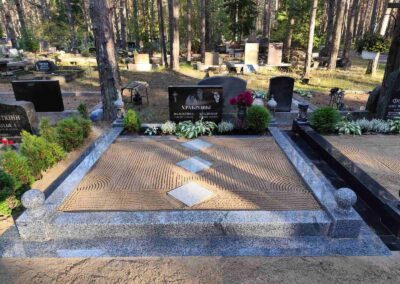 Гранитная ограда с отмосткой и укладкой песка Таллин — Avrora Kivi Graniit hauapiire ja äärekivid Tallinnas