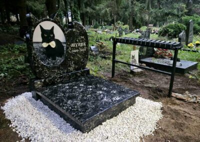 Гранитный памятник коту с цветным портретом в стекле и оградой / Graniidist mälestussammas kassile klaasist värviportree ja piirdega.