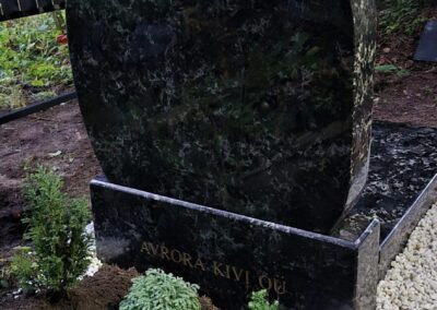 Фигурный памятник силуэт кота из гранита Таллин — Avrora Kivi Kassi siluetiga hauakivi graniidist Tallinnas