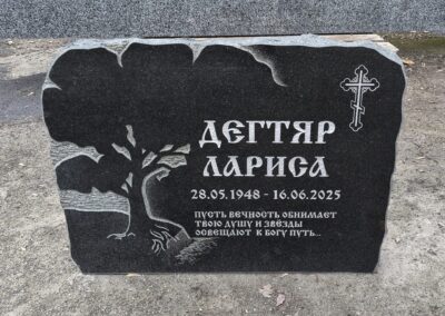 Изготовление гранитного памятника с резным деревом в Таллине — мастерская Avrora Kivi