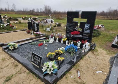 Элитный гранитный мемориальный комплекс с портретом в стекле, вырубленным православным крестом и массивной гранитной оградой на цоколе.