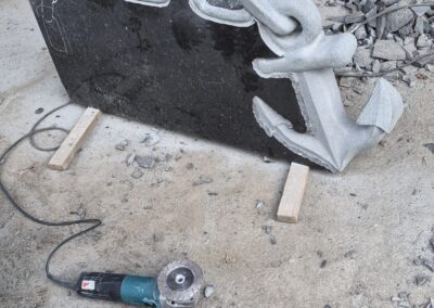 Изготовление памятника с объемным якорем и цепью в мастерской Avrora Kivi Таллин