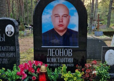 Надгробный памятник с цветным портретом в стекле. Установлен в Таллинне на кладбище Лийва.