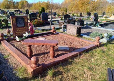 Мемориальный комплекс из красного гранита Лезник: эксклюзивный памятник с портретом, гранитная ограда с шарами и каменная скамья на кладбище Маарду в Таллине.