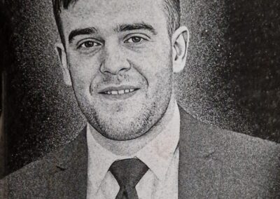 Художественный портрет мужчины для гравировки на памятнике в Таллине — профессиональная ретушь и оформление.