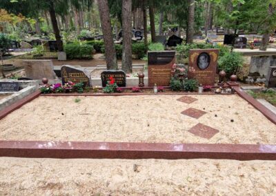 Гранитный комплекс из красного гранита Лезник под ключ в Таллине: четырехместная ограда с шарами, гранитные лампады, памятники с художественным пейзажем и портретом.