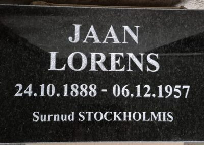 Мемориальная плита из черного гранита с глубокой гравировкой текста и дат, полированная поверхность.