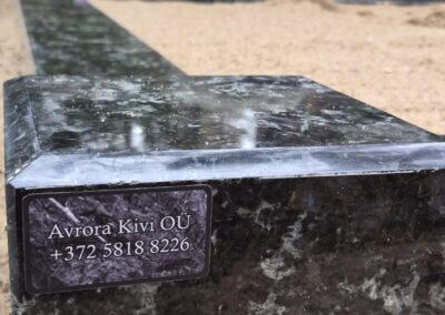 Гранитная ограда для могилы из черного камня, изготовление и установка в Эстонии от Avrora Kivi OÜ.