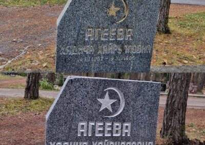 Пример реставрации мусульманского гранитного памятника: восстановление надписей и символа полумесяца со звездой (до и после).