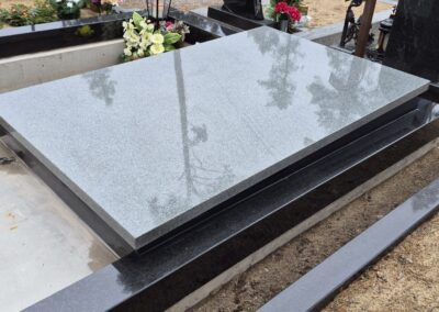 Процесс монтажа гранитной ограды и надгробной плиты на кладбище Лийва от Avrora Kivi